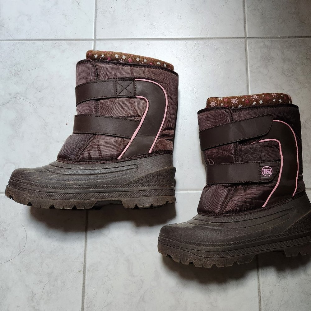 Rugged Outback kids brown snow boots snowflake Size 4